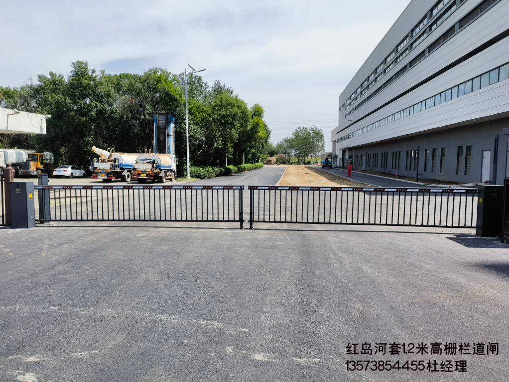 红岛河套财门02车牌+1.2米高07栅栏道闸 红岛河套财门02车牌+1.2米高07栅栏道闸